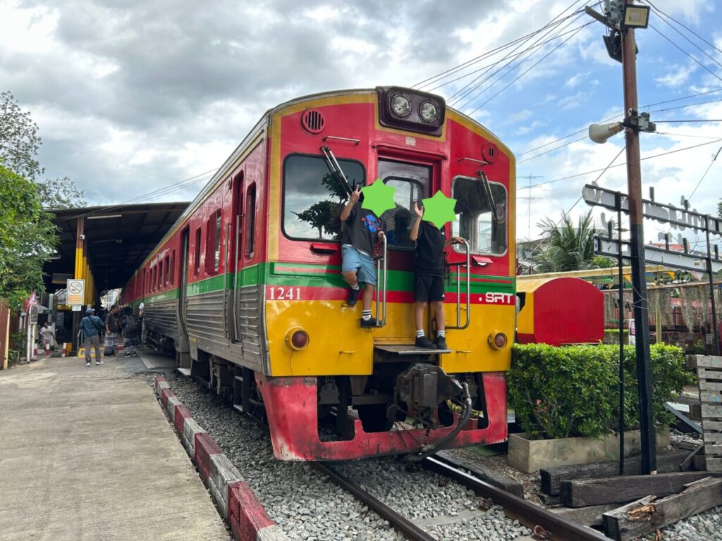 メークロン鉄道で記念撮影