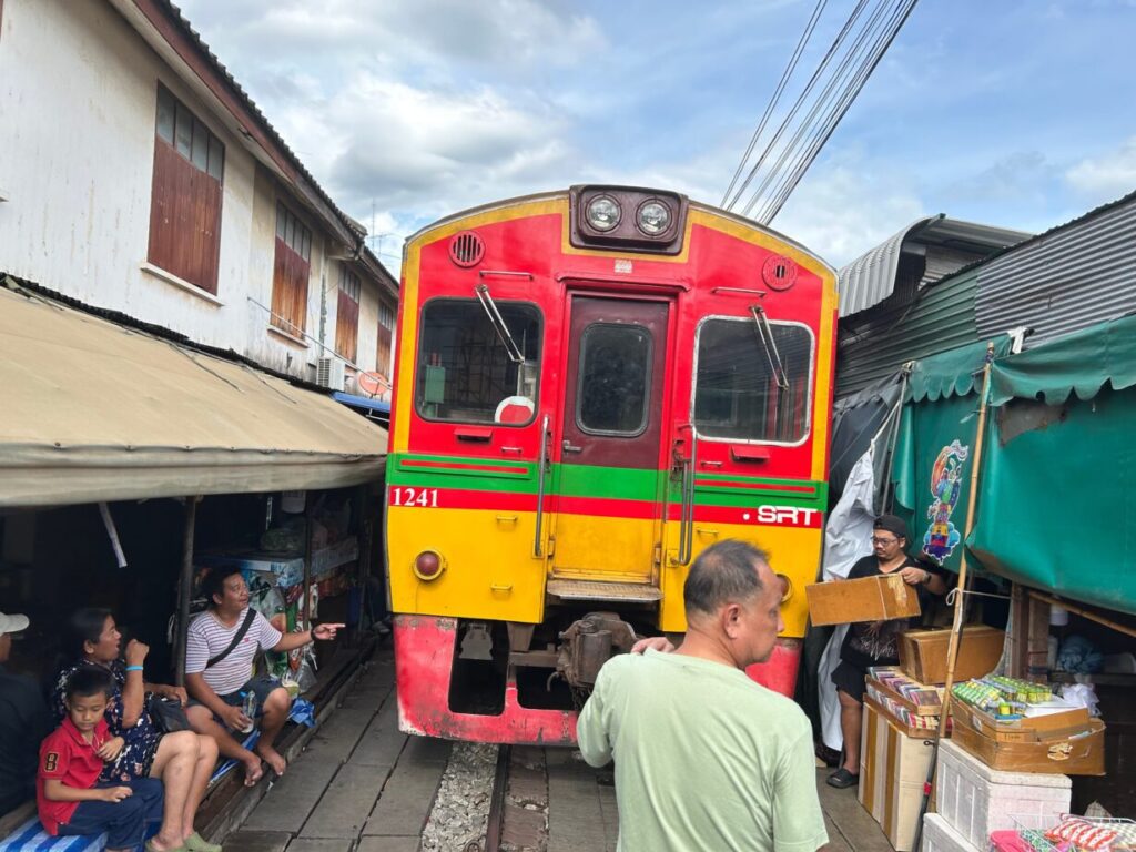 メークロン市場で目の前スレスレを走る鉄道