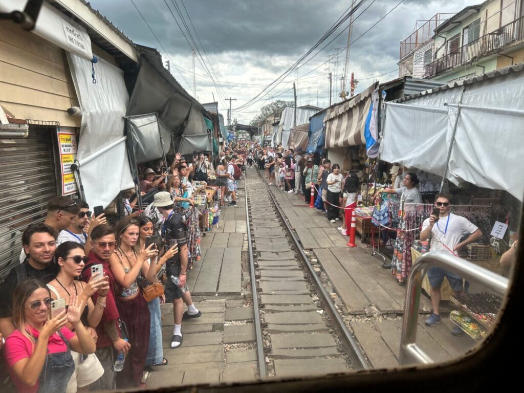 メークロン鉄道から、市場に入る瞬間