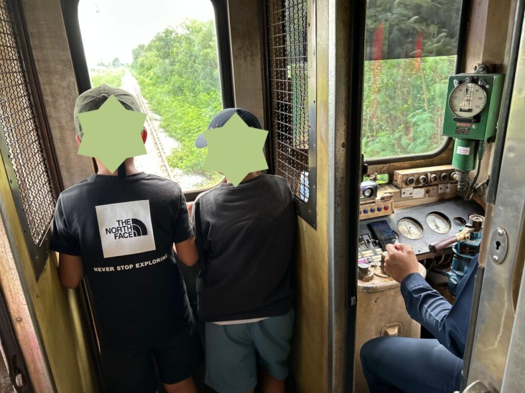 メークロン鉄道の先頭車両に乗車